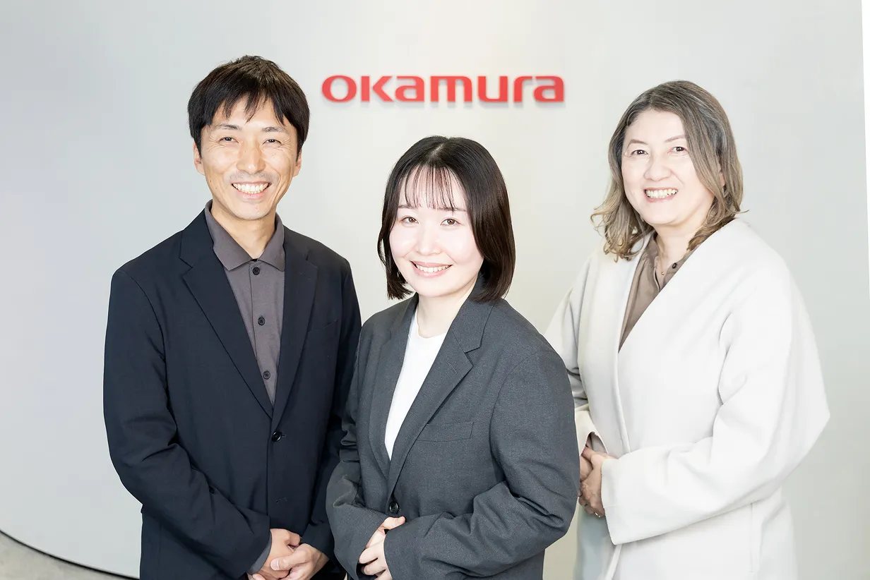 株式会社オカムラ　オフィス環境事業本部　事業戦略統括部　プロモーション部デジタルプロモーショングループ　部長　K.S 氏、課長　A.N 氏、K.A 氏